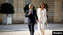 Former French President Nicolas Sarkozy and his wife Carla Bruni arrive to attend a state dinner in honor of U.S. President Joe Biden and first lady Jill Biden at the Elysee Palace in Paris, June 8, 2024. 