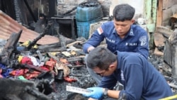  Polisi saat melakukan olah tempat kejadian perkara kasus kebakaran rumah jurnalis di Kabanjahe, Kabupaten Karo, Provinsi Sumatra Utara, 27 Juni 2024. (Foto: Polres Tanah Karo)