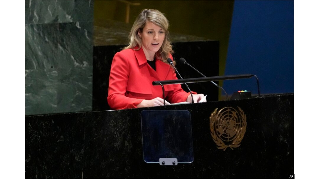 Menteri Luar Negeri Kanada Melanie Joly berpidato di Majelis Umum, 22 Februari 2023, di markas besar Perserikatan Bangsa-Bangsa. (Foto: AP)