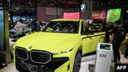 资料照片：2023年4月18日，第20届上海国际车展上展出的德国宝马XM新车型。（法新社照片）