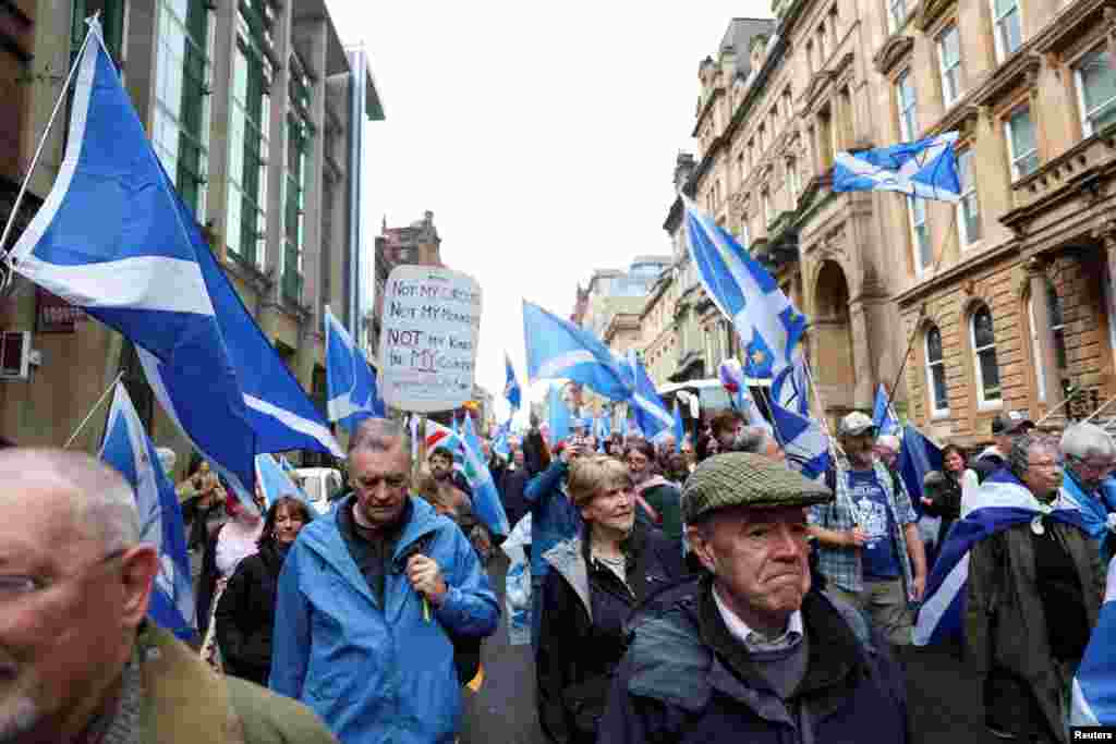 La gente participa en una marcha por la independencia de Escocia que coincide con la coronación del rey Carlos y la reina Camila de Gran Bretaña, en Glasgow, Escocia.