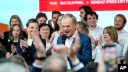 Mantan Perdana Menteri Polandia, Donald Tusk, berpidato di depan pendukungnya di markas besar partainya di Warsawa, Polandia, 15 Oktober 2023. (AP/Petr David Josek)