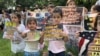 پاکستان کې د امریکا ویزو ته په تمه افغانانو احتجاج کړی