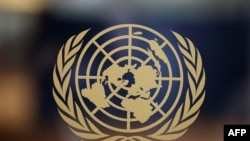 Le logo des Nations Unies est visible à l'intérieur du siège des Nations Unies à New York le 20 septembre 2022.