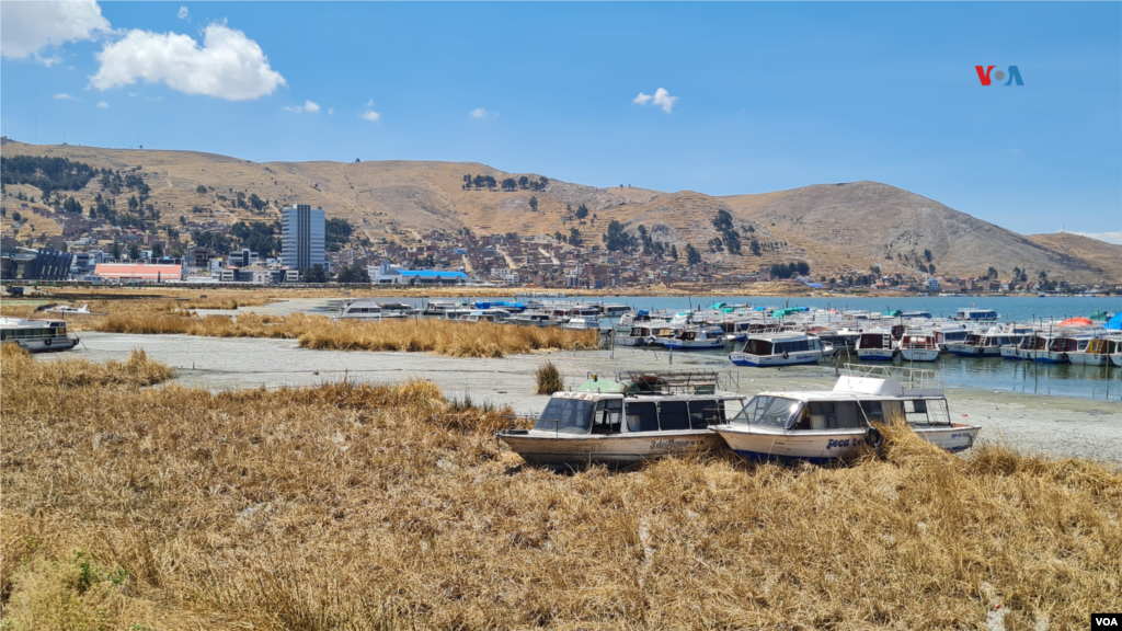 Las aguas del lago navegable más alto del mundo se alejan de las orillas cada vez más.