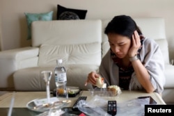 Vivian Tung, 33, who is one of a rising number of women opting to freeze their eggs, eats her first meal since the egg retrieval surgery, at home in New Taipei City, Taiwan June 19, 2023. *REUTERS/Ann Wang)