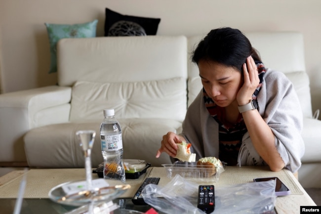 Vivian Tung, 33, who is one of a rising number of women opting to freeze their eggs, eats her first meal since the egg retrieval surgery, at home in New Taipei City, Taiwan June 19, 2023. *REUTERS/Ann Wang)