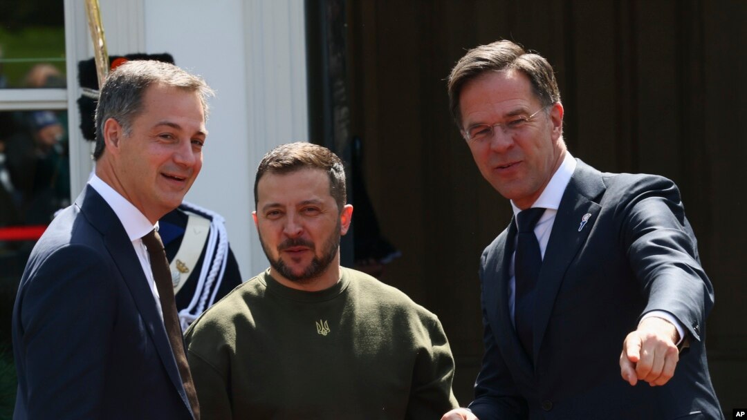 Слева направо: Александр де Кро, Владимир Зеленский и Марк Рютте. Гаага, 4 мая 2023 г.