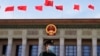 资料照片:2023年10月18日，北京第三届一带一路论坛开幕式上，中国士兵在人民大会堂外站岗。（美联社照片）