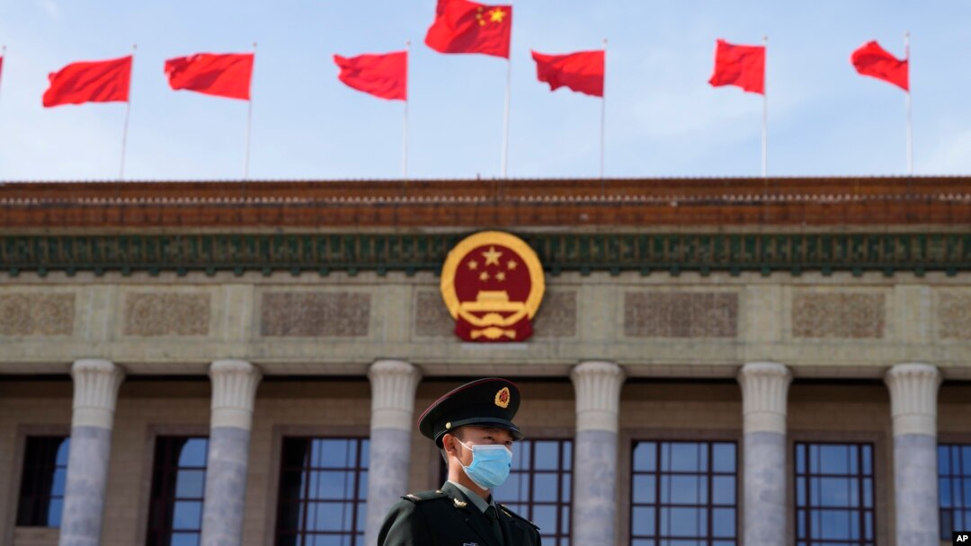 资料照片:2023年10月18日，北京第三届一带一路论坛开幕式上，中国士兵在人民大会堂外站岗。（美联社照片）