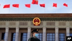 资料照片:2023年10月18日，北京第三届一带一路论坛开幕式上，中国士兵在人民大会堂外站岗。（美联社照片）