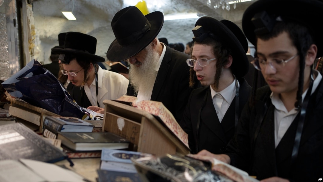 Umat ​​Yahudi Ultra-Ortodoks berdoa di makam Shimon Hatzadik selama perayaan hari raya Yahudi Lag BaOmer di lingkungan Sheikh Jarrah, Yerusalem timur, 26 Mei 2024 lalu.