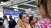 Peneliti dan aktivis hak perempuanm Naveen Hashim (kiri) berbicara dengan seorang jurnalis dokumenter ketika tiba di Bandara Roissy-Charles de Gaulle di Roissy, di sebelah utara Paris, pada 4 September 2023. (Foto: AFP/Geoffroy Van Der Hasselt)