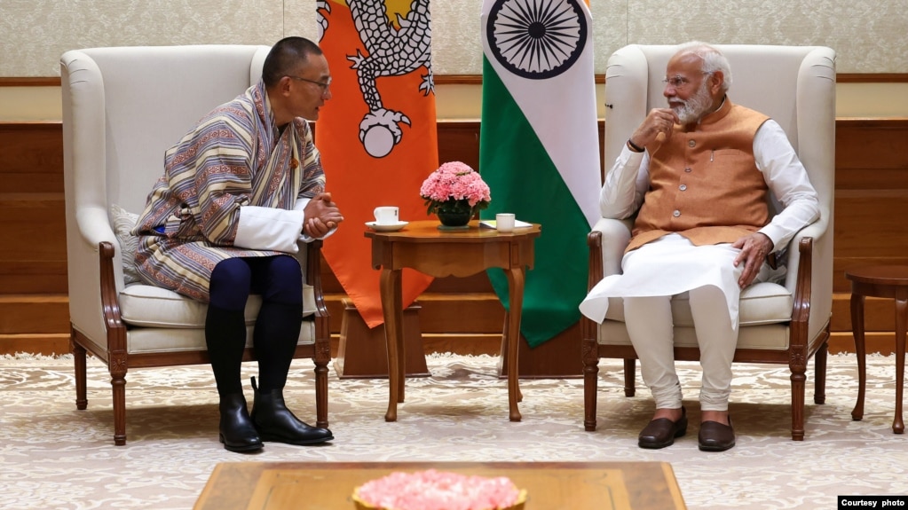不丹首相策林·托杰(左)于3月14日星期四在新德里与印度总理纳伦德拉·莫迪举行会谈（印度外交部提供）(photo:VOA)