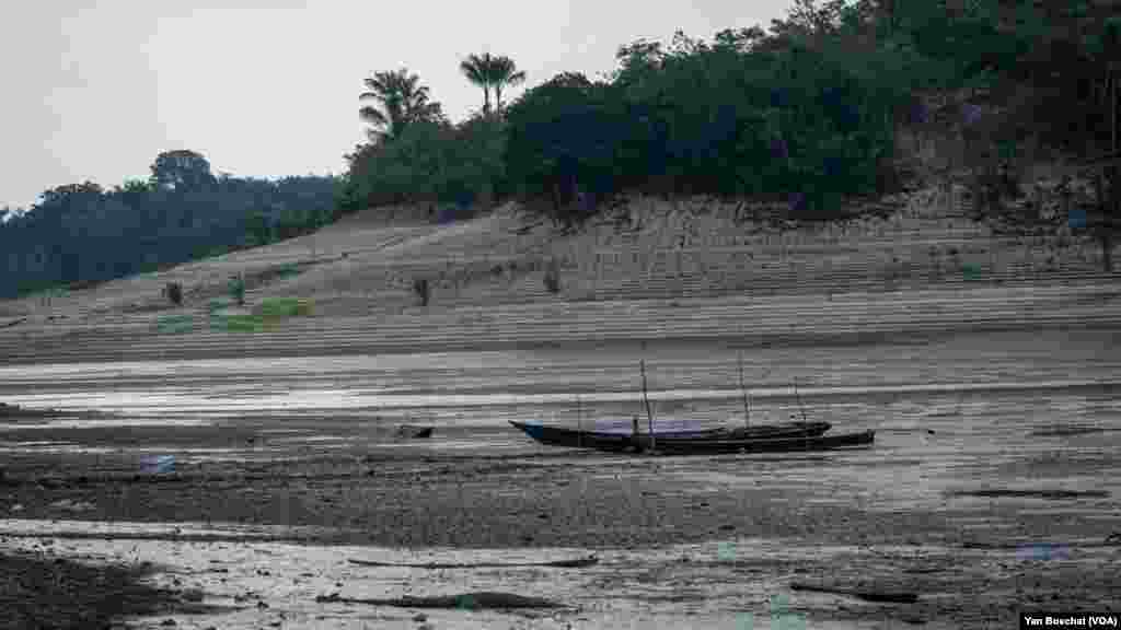 Rios e lagos que abastecem o rio Amazonas estão completamente secos na região de Manaus, 3 de outubro de 2023.