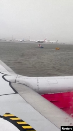 Dubai Havalimanı’nda pistlerin sular altında kalması sonucu uçuşlar durduruldu. 24 saat içinde Dubai'ye 142 milimetreden fazla yağış düştü.