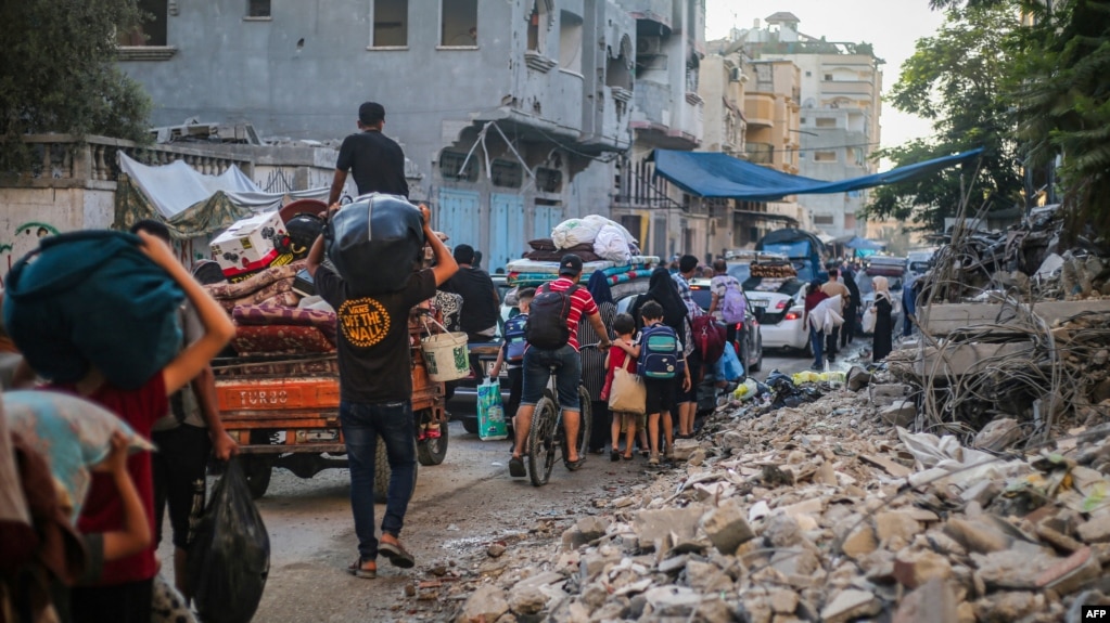 Người dân rời trại tị nạn al-Bureij. 