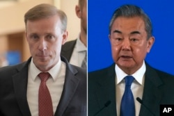 Foto kombinasi Penasihat Keamanan Nasional Jake Sullivan (kirir) di Davos, 16 Januari 2024 dan Menteri Luar Negeri China Wang Yi di Beijing, 9 Januari 2024. (Foto: AP Photo)