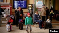 Refugiados ucranianos esperan un tren para continuar su viaje después de cruzar la frontera entre Ucrania y Polonia en medio de la invasión rusa del 24 de febrero de 2022. Visto en la estación de tren Przemysl Glowny en Przemysl, Polonia, el 20 de abril de 2022.