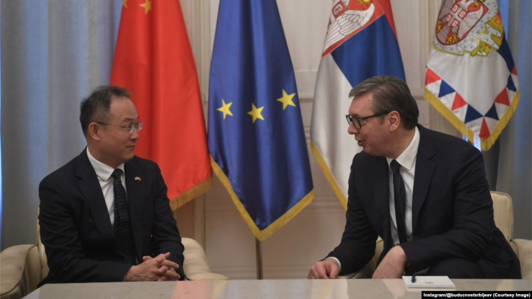 Kineski ambasador u Beogradu Li Ming i predsednik Srbije Aleksandar Vučić tokom susreta (Foto: Instagram/@buducnostsrbijeav)