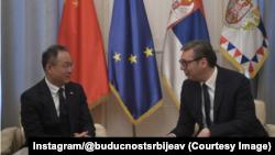 Kineski ambasador u Beogradu Li Ming i predsednik Srbije Aleksandar Vučić tokom susreta (Foto: Instagram/@buducnostsrbijeav)