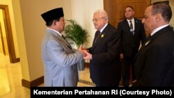 Presiden Palestina Mahmoud Abbas menyalami Menteri Pertahanan RI sekaligus presiden terpilih Prabowo Subianto sebelum melangsungkan pembicaran di sela KTT yang membahas bantuan untuk Gaza, di Laut Mati, Yordania, Selasa, 11 Juni 2024. (Foto: Kementerian Pertahanan RI)