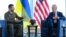 Prezidan Joe Biden ( a dwat) rankontre Prezidan Ikrenyen Volodymyr Zelenskyy nan Hiroshima, Japon, kote lap asiste Rankont o Some G7 la, 21 Me, 2023. 