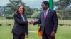 La vicepresidenta de EEUU, Kamala Harris, es recibida por el presidente de Zambia, Hakainde Hichilema, en Lusaka, Zambia, el viernes 31 de marzo de 2023. 