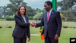La vicepresidenta de EEUU, Kamala Harris, es recibida por el presidente de Zambia, Hakainde Hichilema, en Lusaka, Zambia, el viernes 31 de marzo de 2023. 