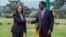 La vicepresidenta de EEUU, Kamala Harris, es recibida por el presidente de Zambia, Hakainde Hichilema, en Lusaka, Zambia, el viernes 31 de marzo de 2023. 