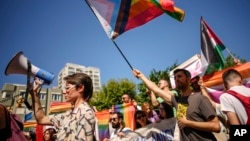 Orang-orang meneriakkan slogan-slogan selama Pawai "Pride" LGBTQ+ tahunan di Istanbul, Turki, Minggu 30 Juni 2024.