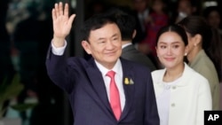 រូបឯកសារ៖ អតីត​នាយក​រដ្ឋមន្ត្រី​ថៃ លោក Thaksin Shinawatra និង​កូន​ស្រី​របស់​លោក​គឺ​អ្នកស្រី Paetongtarn Shinawatra ពេល​លោក​មក​ដល់​អាកាស​យានដ្ឋាន Don Muang ក្នុង​ទីក្រុង​បាងកក ប្រទេស​ថៃ កាលពី​ថ្ងៃទី២២ ខែសីហា ឆ្នាំ២០២៣។