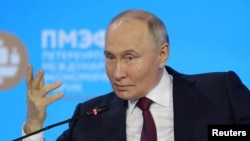 စိန့်ပီတာစဘတ်မှာ ကျင်းပတဲ့ နိုင်ငံတကာ စီးပွားရေးဖိုရမ်ကို တက်ရောက်နေတဲ့ ရုရှားသမ္မတ Vladimir Putin ကိုတွေ့ရ။ (June 7, 2024)