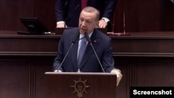 Cumhurbaşkanı Erdoğan, “Herkes bölgeden elini çeksin. Biz Suriyeli kardeşlerimizle beraber DEAŞ’ın da YPG’nin de diğer terör örgütlerinin de kafasını kısa sürede ezeriz” dedi.