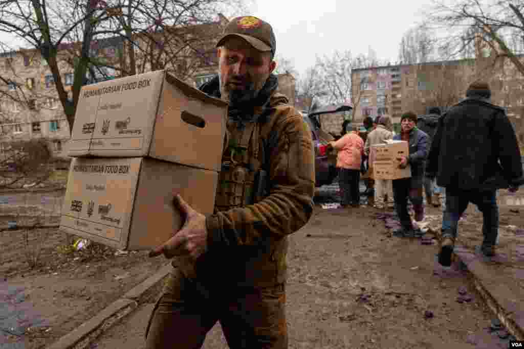 Volunteers bring food to the only shelter still operating in Chasiv Yar, a small city in Eastern Ukraine close to the front lines in Bakhmut, on April 12, 2023. (Yan Boechat/VOA) 