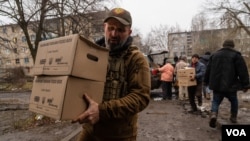 志愿人员把食品搬入恰索夫亚尔唯一仍在运转的隐蔽所。(2023年4月12日，美国之音博夏特拍摄)