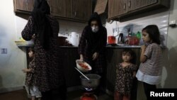 18 yaşındaki Merve, Pakistan'da ailesiyle birlikte kalıyor.