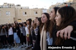 Un grupo de chicas canta durante una jornada de oración en el Muro de las Lamentaciones para pedir por los israelíes aún secuestrados.