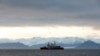 Kapal penjaga pantai Kanada, Des Groseilliers, berlayar di perairan dekat wilayah komunitas Arktika Pond Inlet, Nunavut, pada 23 Agustus 2014. (Foto: Reuters/Chris Wattie)