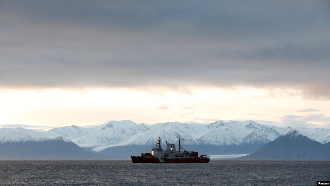 Kapal penjaga pantai Kanada, Des Groseilliers, berlayar di perairan dekat wilayah komunitas Arktika Pond Inlet, Nunavut, pada 23 Agustus 2014. (Foto: Reuters/Chris Wattie)