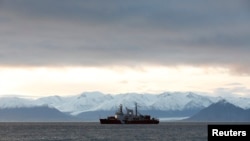 资料照片：2014年8月23日，在加拿大努纳武特地区庞德因莱特的北极社区附近看到的加拿大海岸警卫队船只。（路透社照片）