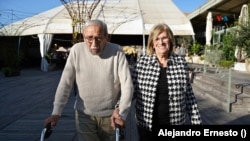 Ofelia, en Jerusalén, junto a su esposo que se recupera de una operación de cadera, el 18 de diciembre de 2023.