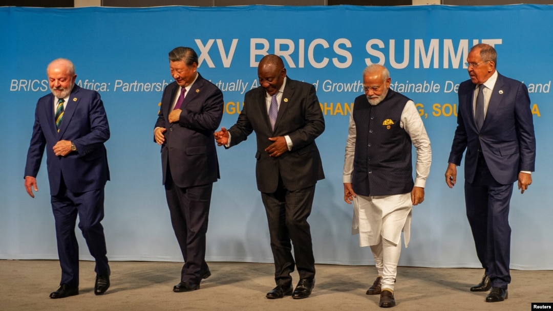 Presiden Brazil Luiz Inacio Lula da Silva, Presiden China Xi Jinping, Presiden Afrika Selatan Cyril Ramaphosa, Perdana Menteri India Narendra Modi dan Menteri Luar Negeri Rusia Sergei Lavrov di KTT BRICS di Johannesburg, Afrika Selatan, 23 Agustus 2023. (Foto: Reuters)
