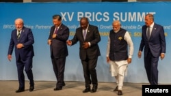 Presiden Brazil Luiz Inacio Lula da Silva, Presiden China Xi Jinping, Presiden Afrika Selatan Cyril Ramaphosa, Perdana Menteri India Narendra Modi dan Menteri Luar Negeri Rusia Sergei Lavrov di KTT BRICS di Johannesburg, Afrika Selatan, 23 Agustus 2023. (Foto: Reuters)
