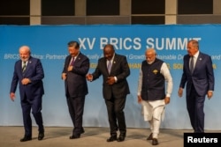 左起：巴西总统卢卡、中国国家主席习近平、南非总统拉马福萨、印度总理莫迪和俄罗斯外长拉夫罗夫在南非约翰斯堡出席金砖国家领导人峰会。（2023年8月23日）