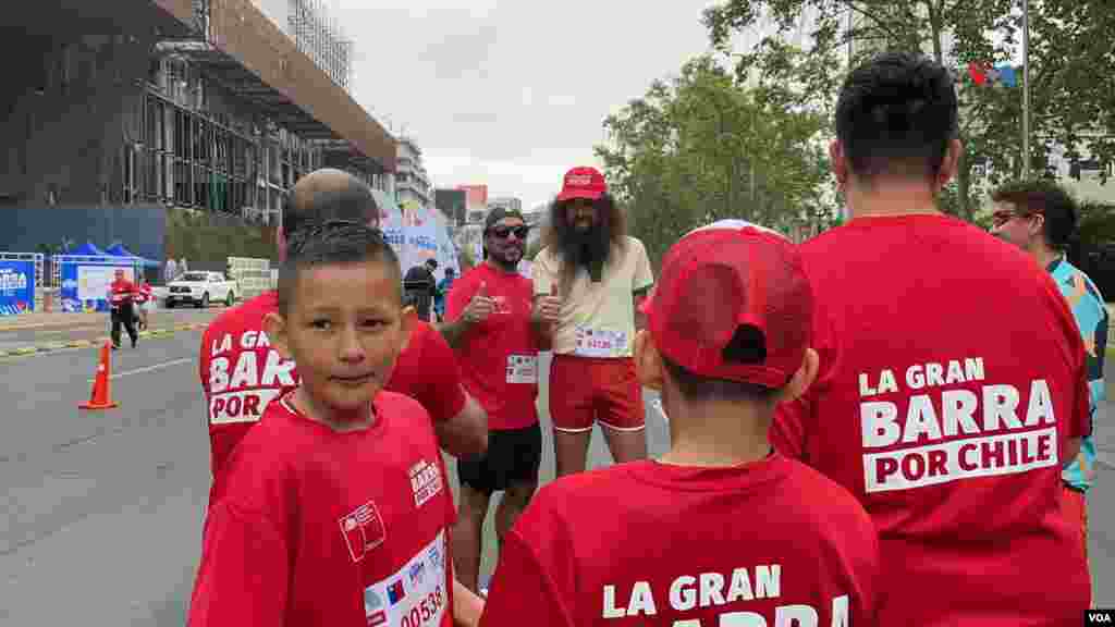 Este incansable corredor y activista no sólo busca superar sus propios límites físicos y mentales, sino que durante sus viajes imparte charlas en colegios, entrena a jóvenes atletas locales y, sobre todo, visibiliza su noble causa.