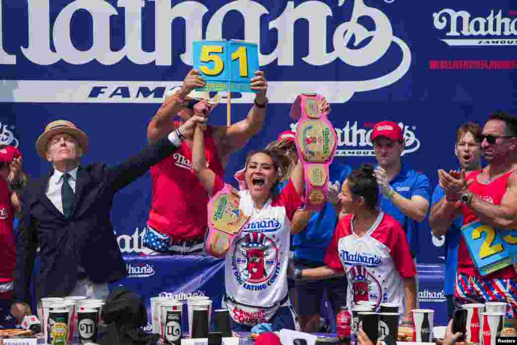 Otro de los llamativos eventos del día es el concurso de perros calientes de Nathan, en Nueva York, que suele marcar la pauta para un día de excesos culinarios.