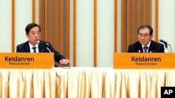 Masakazu Tokura (kanan), ketua Keidanren dan Kim Byung-joon (kiri), penjabat ketua Federasi Organisasi Ekonomi Nasional Korea (ZENKEIREN) menghadiri konferensi pers "Dana Kemitraan Jepang-Korea untuk Masa Depan" Rabu, 10 Mei, 2023, di Tokyo. (AP/Eugene Hoshiko)