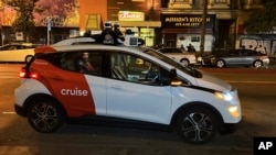 Taksi Cruise yang menggunakan mobil swakemudi dengan teknologi kecerdasan buatan sedang menjemput penumpang di Distrik Mission, San Francisco, 15 Februari 2023. (Foto: Terry Chea/AP Photo)