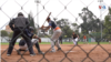  El bateador listo para entrar en acción en uno de los campeonatos que reúne a más de 20 equipos de sóftbol en Bogotá. Foto: Israel Navas, VOA. 